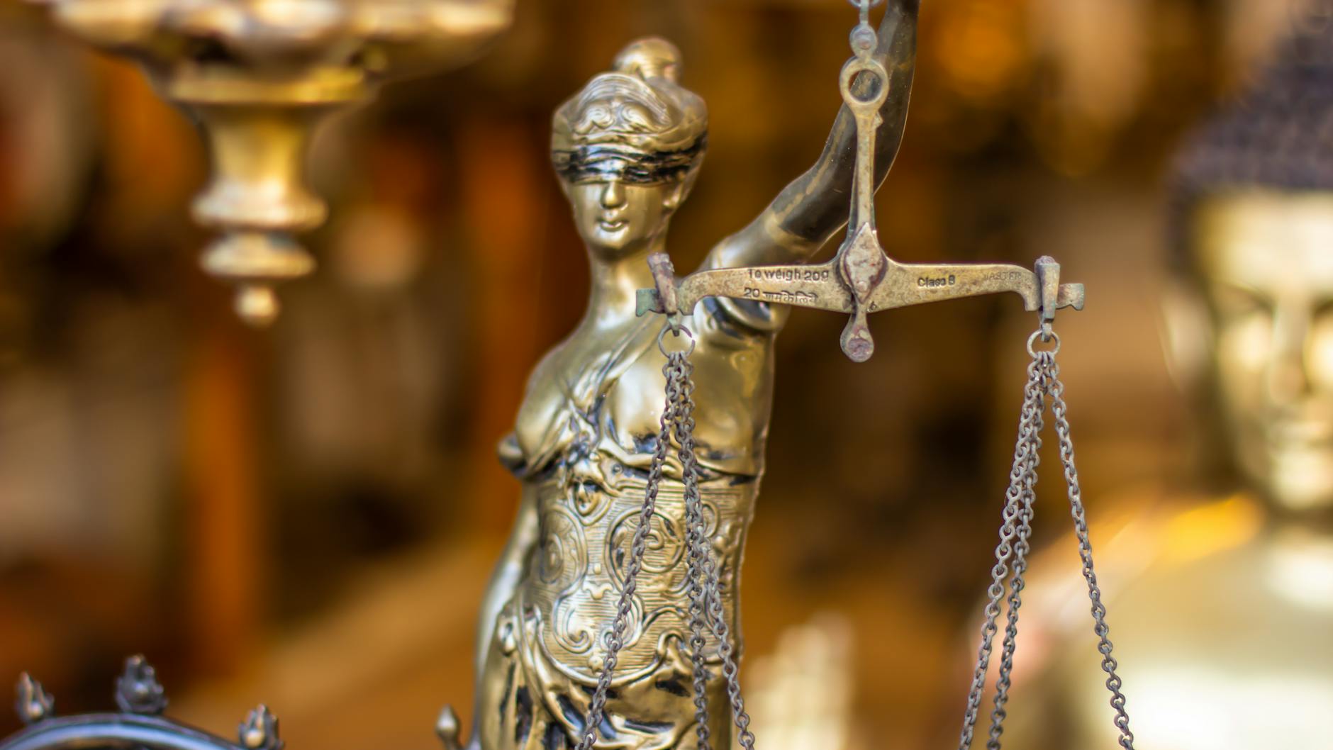 Zbliżenie rzeźby Temidy z wagą, symbol prawa i sprawiedliwości