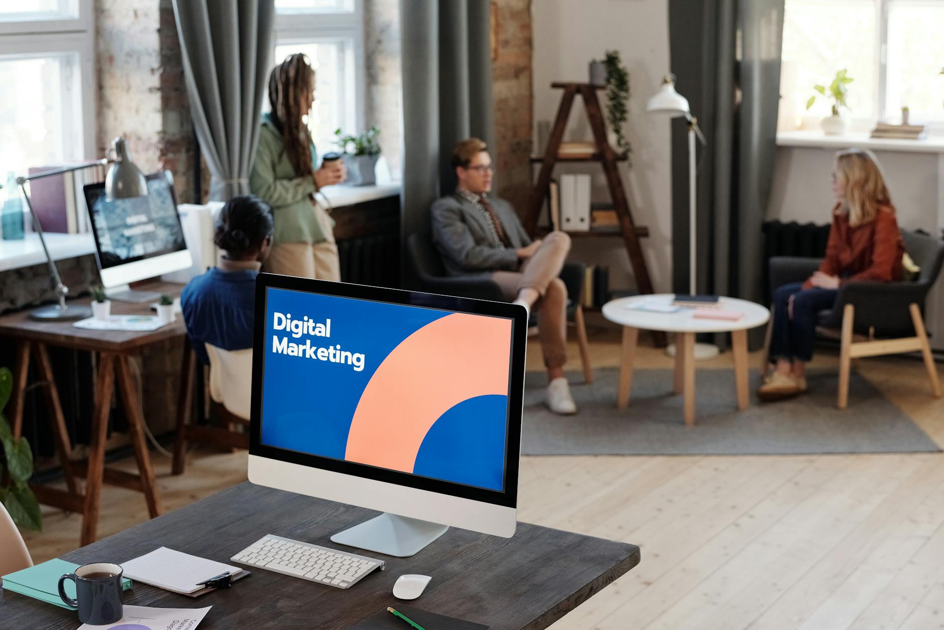 Zespół startupu omawia projekt marketingowy przy laptopach w biurze