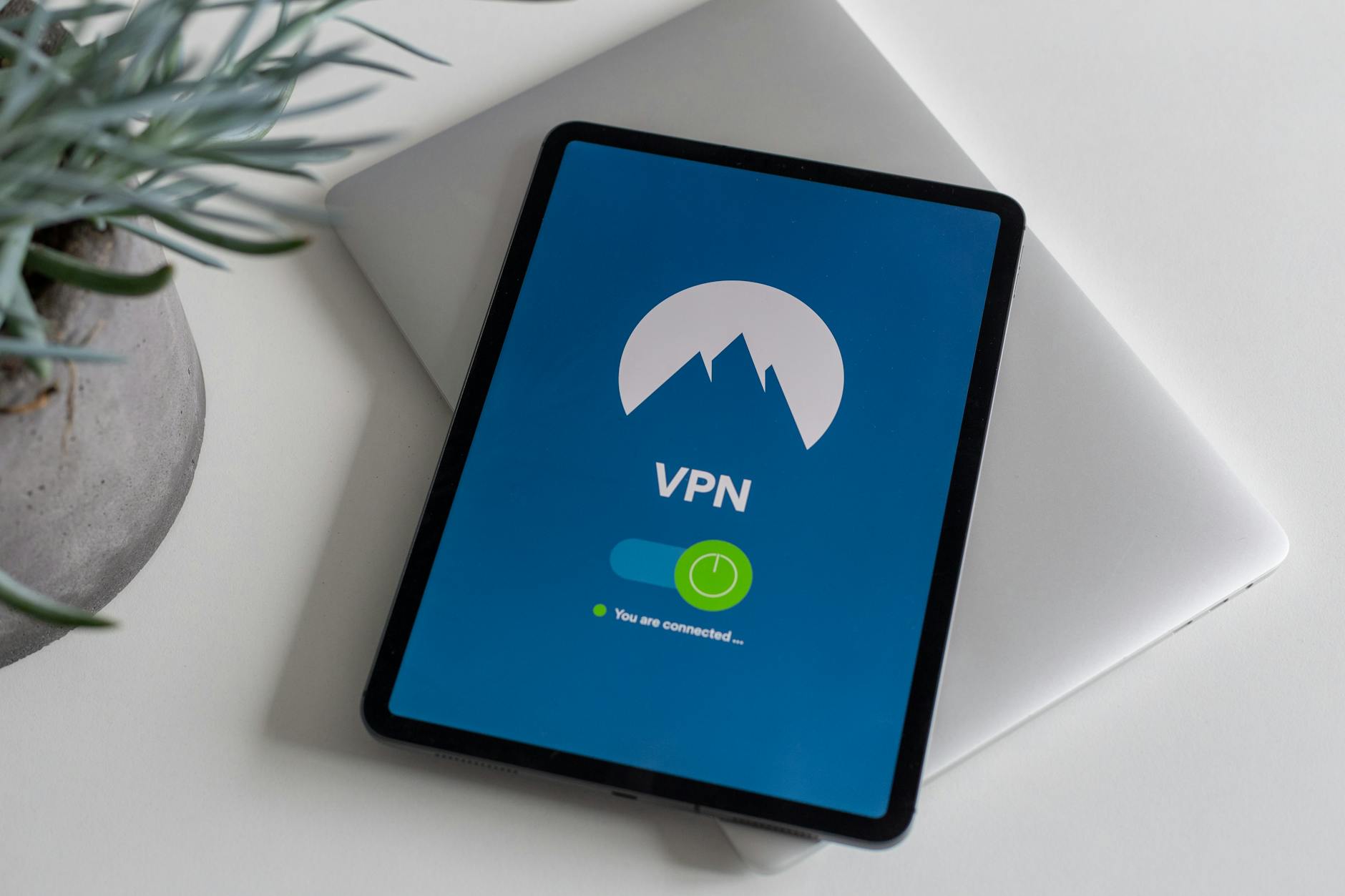 Tablet z aplikacją VPN pokazującą aktywne, zaszyfrowane połączenie internetowe