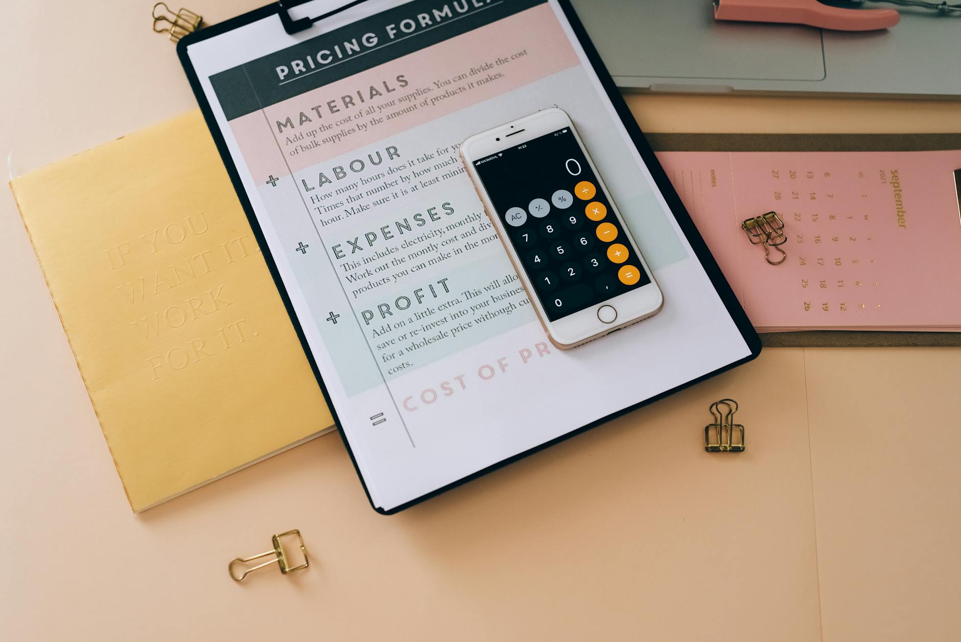 Smartfon, notatnik i dokumenty finansowe ułożone na biurku