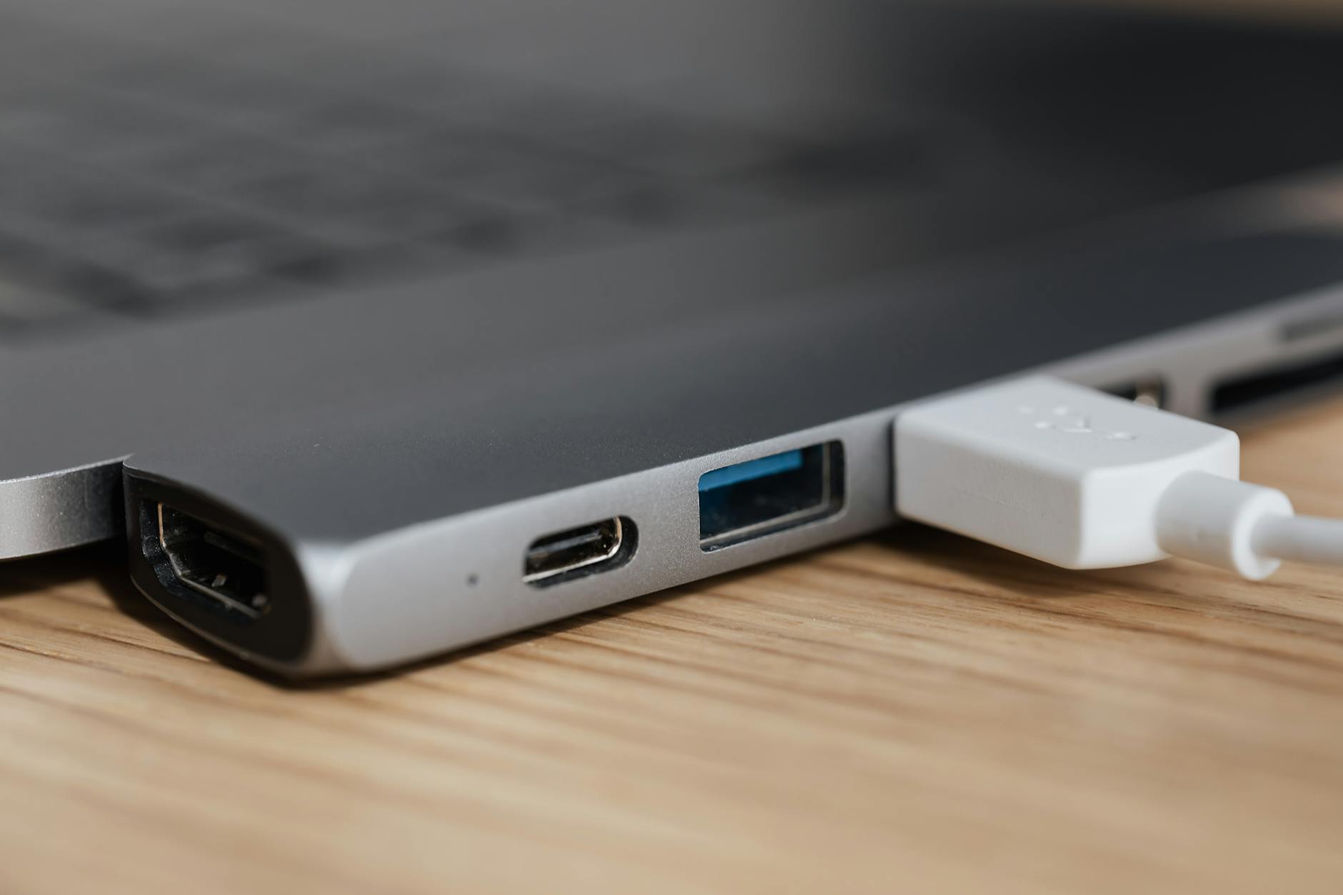 Stacja dokująca USB C podłączona do nowoczesnego laptopa