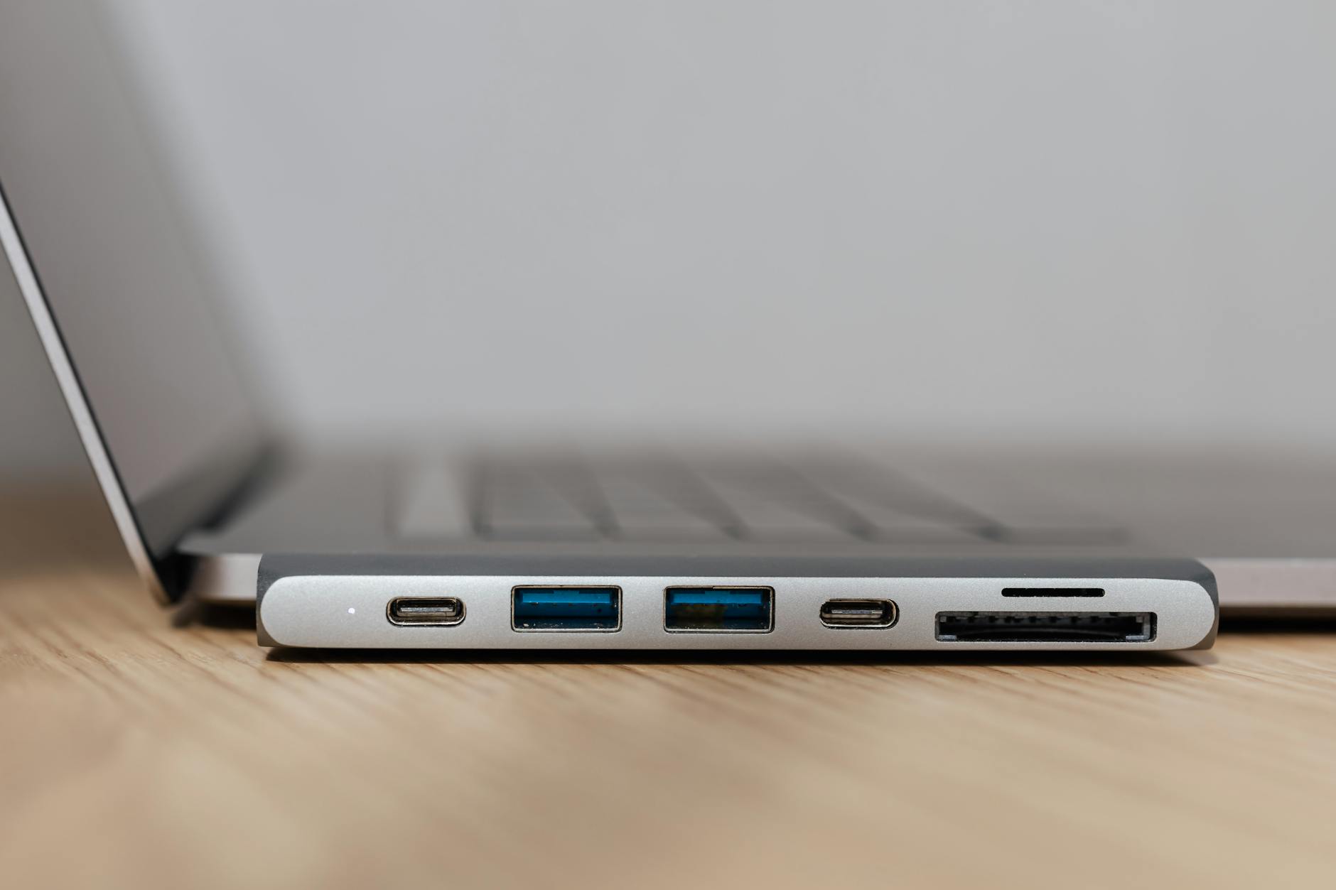 Stacja dokująca USB-C w kolorze szarym podłączona do laptopa