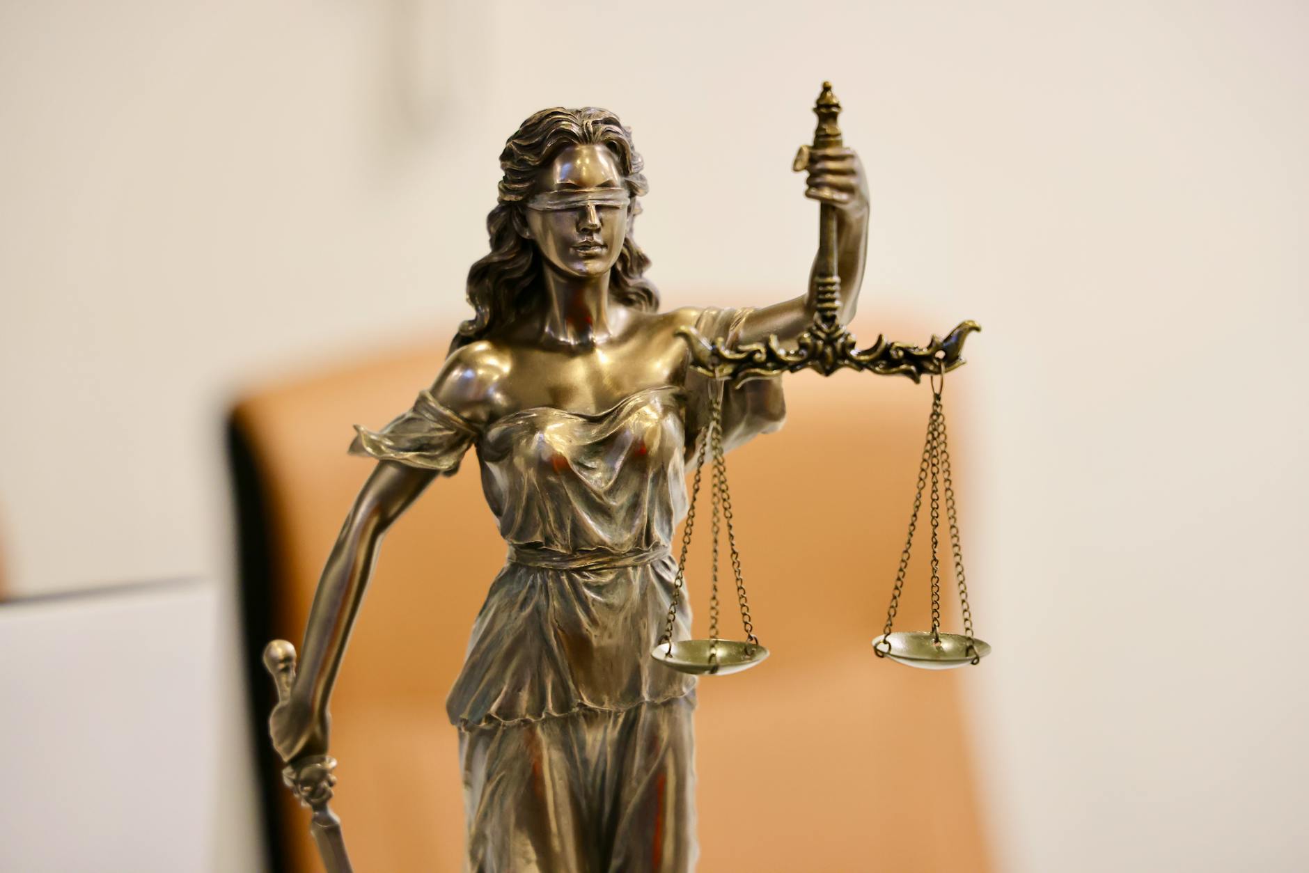 Figura Temidy z wagą symbolizująca sprawiedliwość w prawie AI