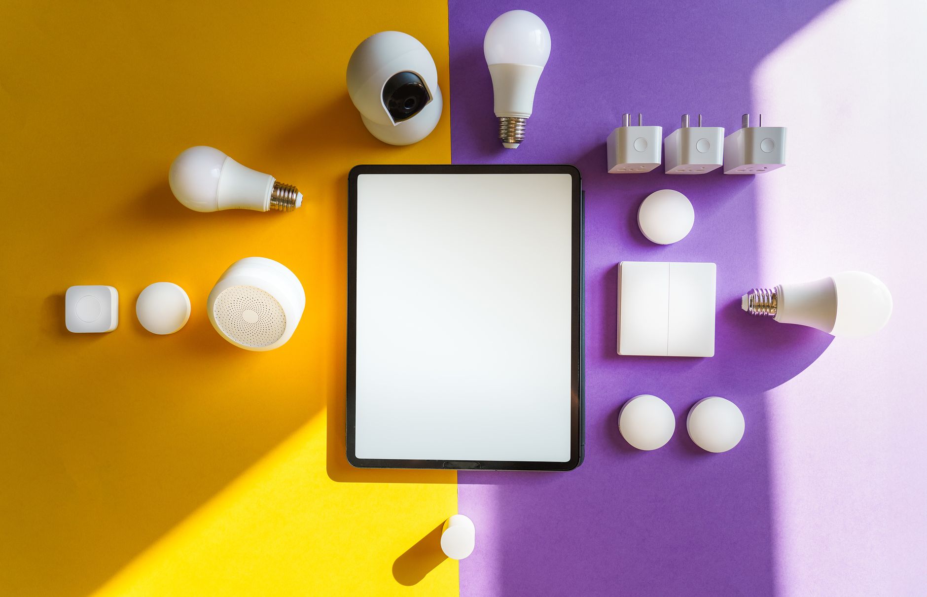 Urządzenia smart home i tablet na żółto-fioletowym tle