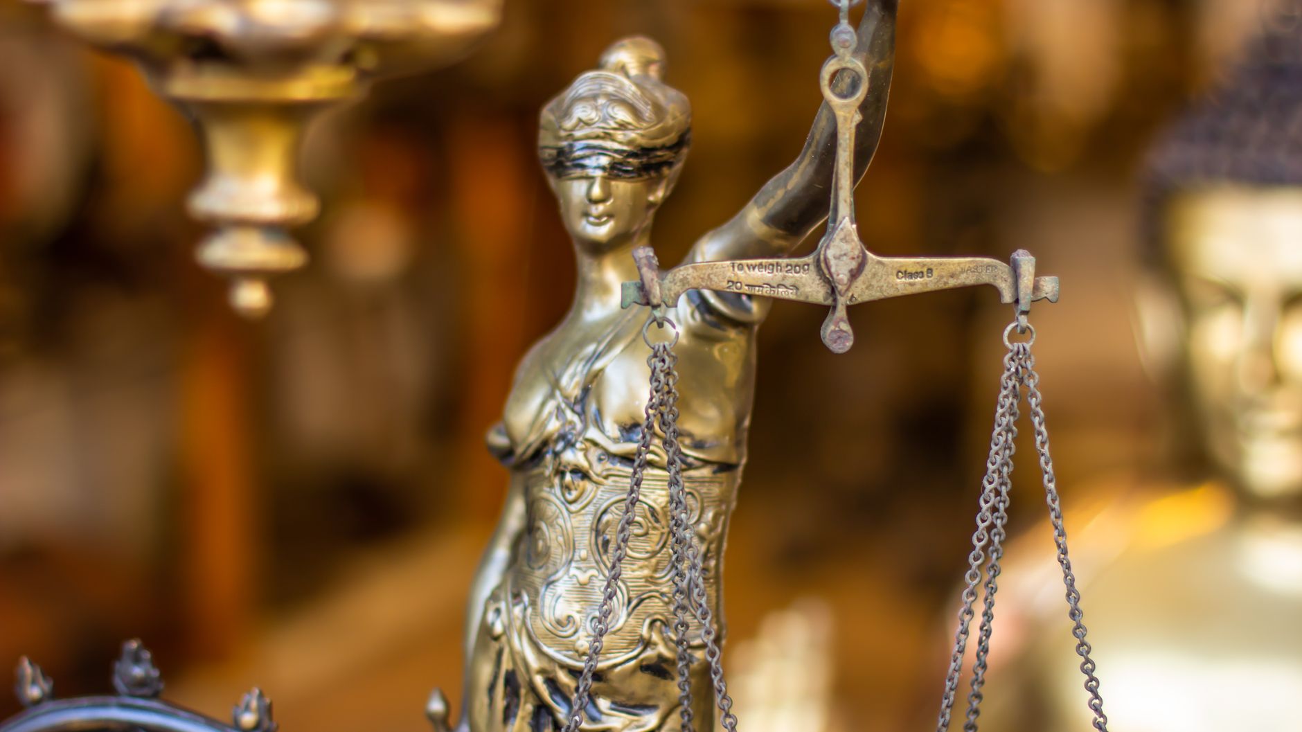 Zbliżenie posągu Temidy z wagą symbolizującą prawo i sprawiedliwość