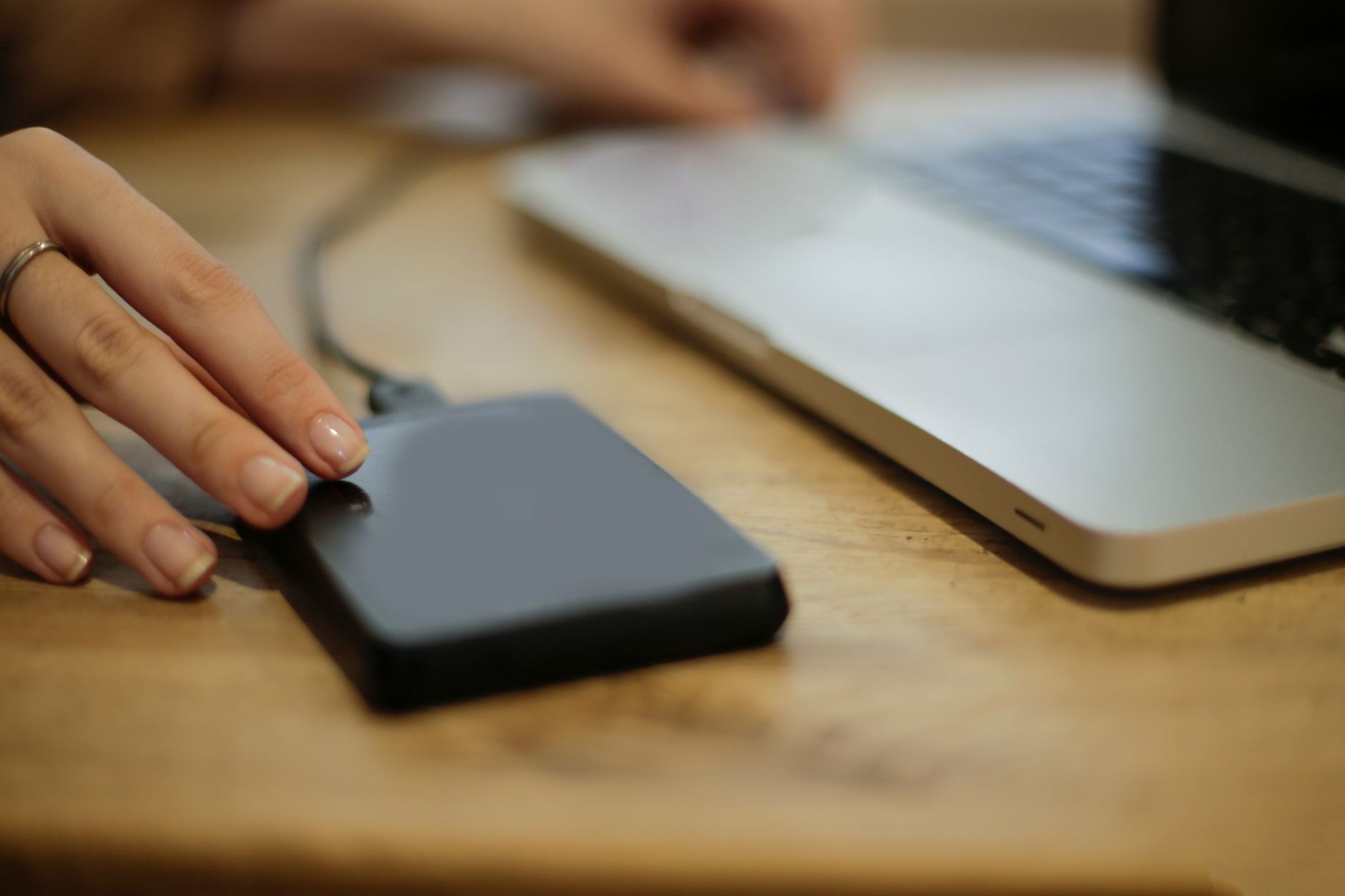 Powerbank z USB C PD: jak dobrać moc do laptopa i telefonu? Podłączanie urządzenia do laptopa na biurku