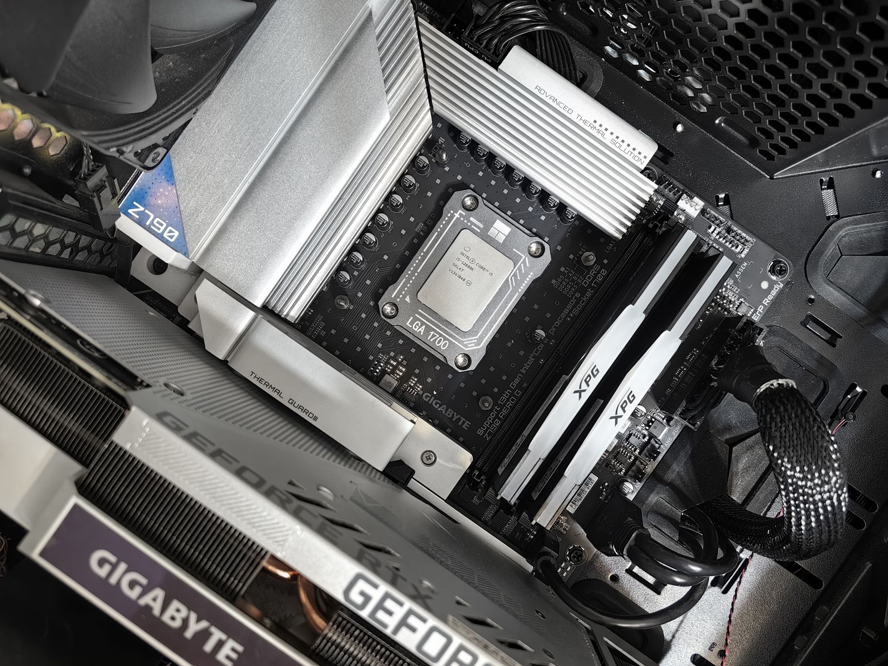 Wnętrze mocnego PC do gier z płytą główną Gigabyte