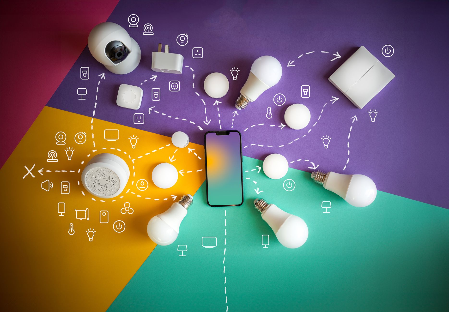 Smartfon i urządzenia smart home na stole, automatyzacja i łączność IoT