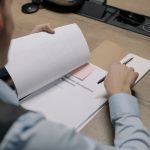 Specjalista w biurze analizuje dokument umowy licencyjnej oprogramowania