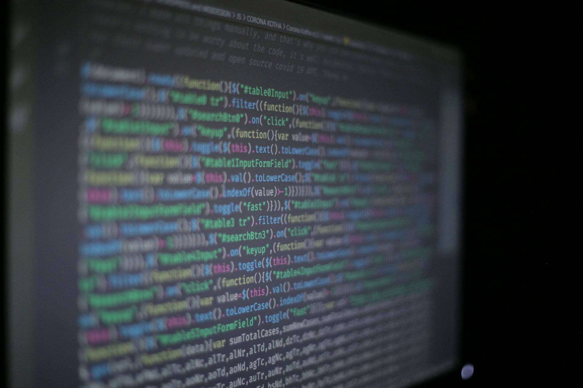 Open source w cyberbezpieczeństwie: 7 narzędzi, które warto znać Zbliżenie kolorowego kodu programistycznego na rozmytym monitorze