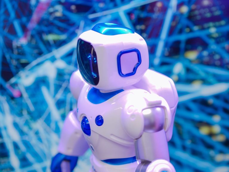 Biało-niebieski robot na futurystycznym tle technologicznym