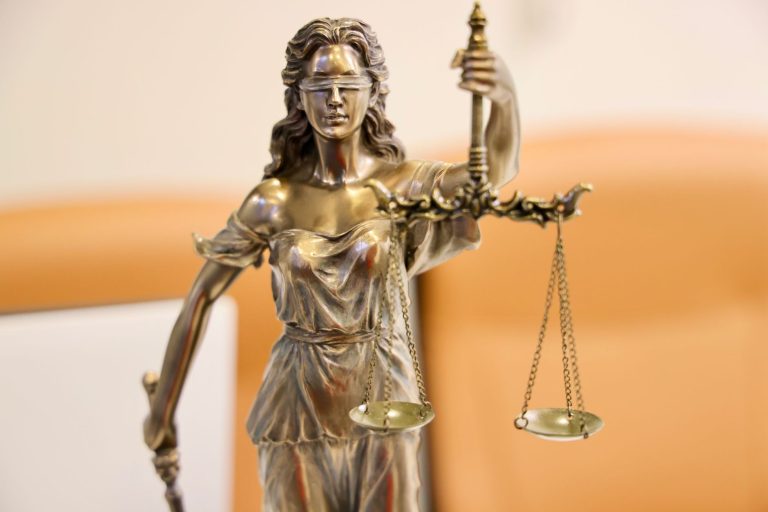 Detal rzeźby Temidy symbolizującej sprawiedliwość i bezstronność
