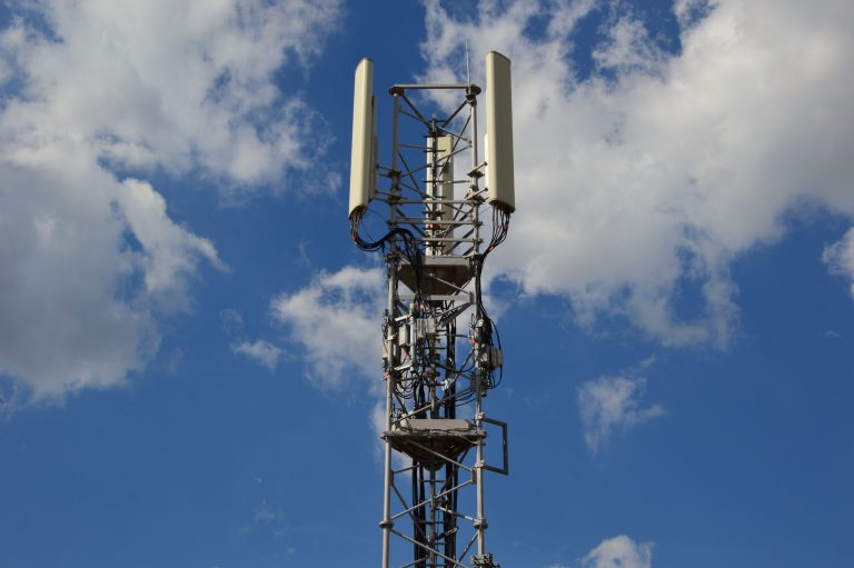 Jak zintegrować sterowniki PLC i systemy SCADA z prywatną siecią 5G?