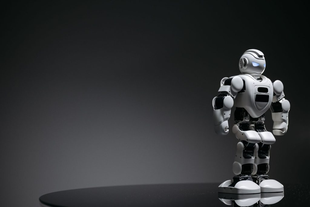 Mały humanoidalny robot na lustrzanej powierzchni