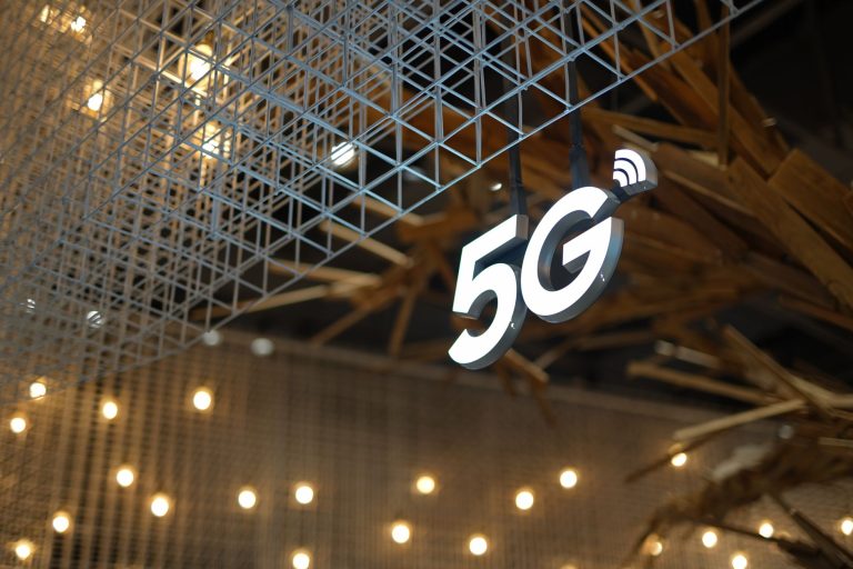 Topologia sieci Private 5G: on-premise core vs chmura publiczna. Co wybrać?