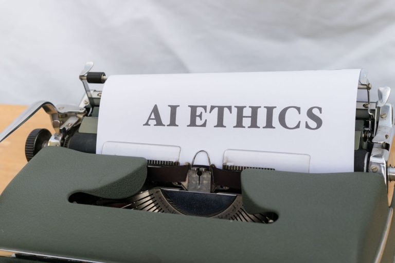 Zbliżenie na maszynę do pisania z napisem AI ETHICS na kartce